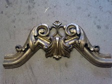 ornamentální řezba v interiéru